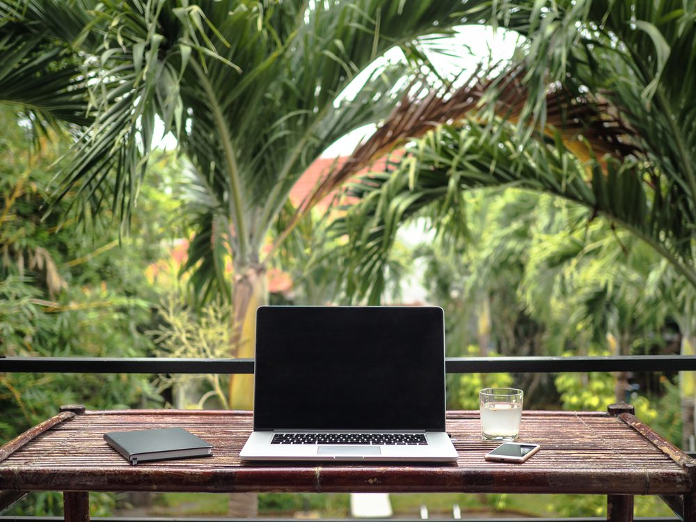 How to become a Digital Nomad and see the world! Learn English for School | Work | Life/ MakoStars Lapto Remote Worker